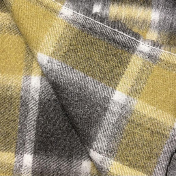 Uldkvalitet med gr og grnlige tern - pr. 0,25 meter