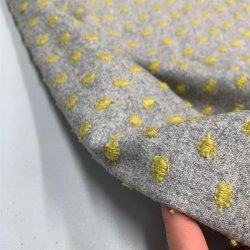 Vvet uld / viskose kvalitet i gr med gule nister - pr. 0,25 meter