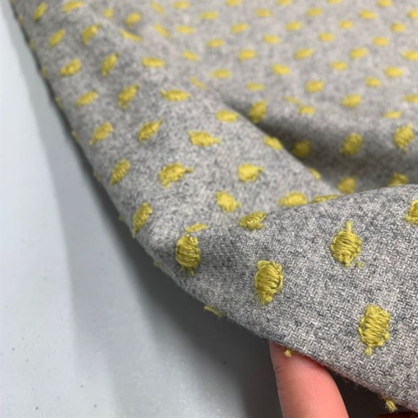 Vvet uld / viskose kvalitet i gr med gule nister - pr. 0,25 meter