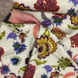 Vvet viskose / bomuld med farverige blomster - pr. 0,25 meter