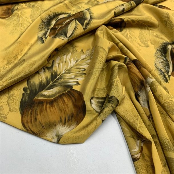 Ren silke i sennepsgul med blade og agern - pr. 0,25 meter