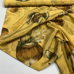 Ren silke i sennepsgul med blade og agern - pr. 0,25 meter