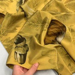 Ren silke i sennepsgul med blade og agern - pr. 0,25 meter