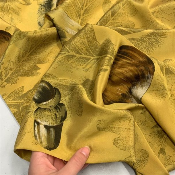 Ren silke i sennepsgul med blade og agern - pr. 0,25 meter