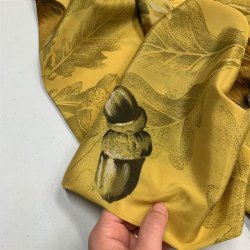 Ren silke i sennepsgul med blade og agern - pr. 0,25 meter