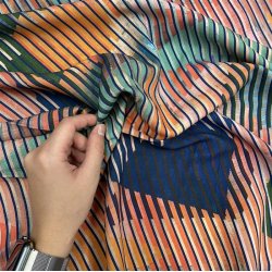 Viskose med trekanter og striber i klare farver - pr. 0,25 meter