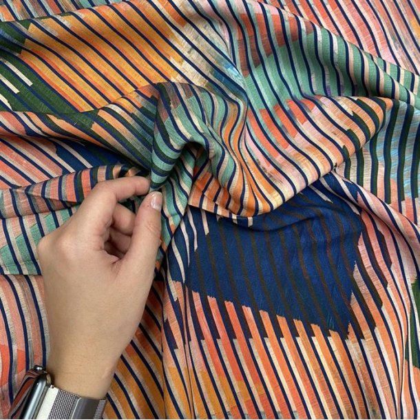 Viskose med trekanter og striber i klare farver - pr. 0,25 meter