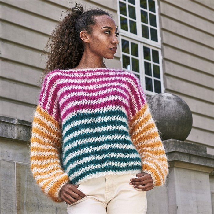 Stribet Sweater to tråde - strikkekit med Bella Permin